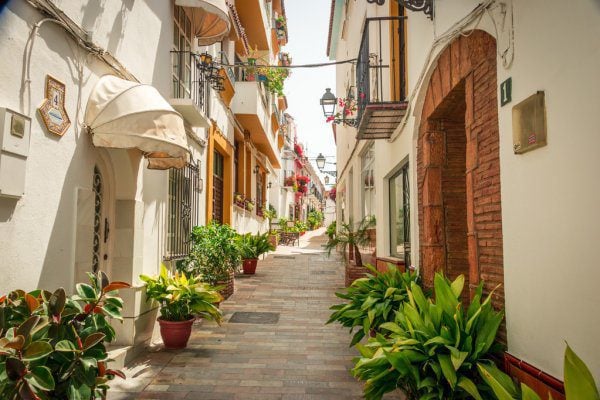 Een van de vele smalle straatjes in het oude centrum van Marbella.